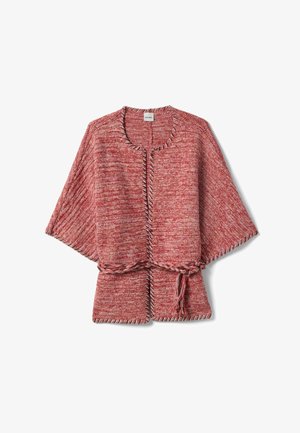 Rote und pinke gestrickte Strickjacke mit weitem Ärmel, geflochtenem Gürtel und abgestepptem Rand, flach auf weißem Hintergrund liegend.