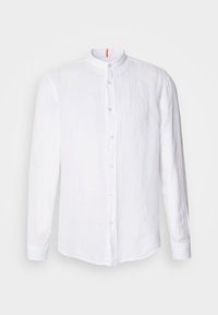 Witte linnen shirt met een Mandarin-kraag, knoopsluiting aan de voorkant, lange mouwen en een subtiele textuur. Opvallende oranje accent op de kraag.