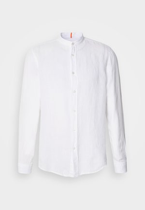 Witte linnen shirt met een Mandarin-kraag, knoopsluiting aan de voorkant, lange mouwen en een subtiele textuur. Opvallende oranje accent op de kraag.