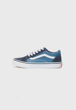 Zapatillas de lona azul con acentos blancos, punta redonda y suela plana blanca. Presenta un diseño cosido en el lateral y agujetas blancas.
