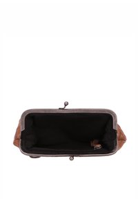 Borsa in pelle marrone con una chiusura metallica, che mostra un ampio interno in tessuto nero. Presenta una superficie liscia e una forma arrotondata.