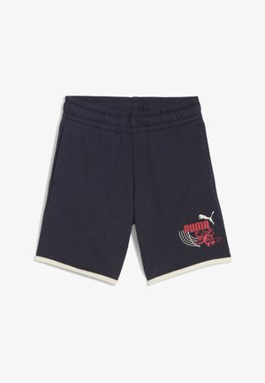 Granatowe spodenki Puma z elastycznym pasem, białym obszyciem na dole i czerwonym logo graficznym z butami do biegania na lewej nodze.