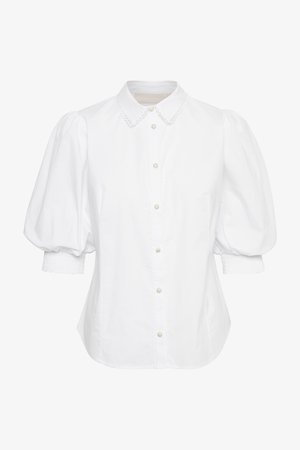 Valge pluus, millel on krae, lühikesed puhv-svammid ja elastsed mansetid. Ees on nööpidega kinnitamine ja kaunistav õmblus lukku ääristamas.