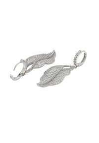 Strieborné náušnice v tvare listov, s precízne vypracovanými kryštálovými ozdobami a dizajnom na krúžok. Hladký povrch s lesklými akcentmi.