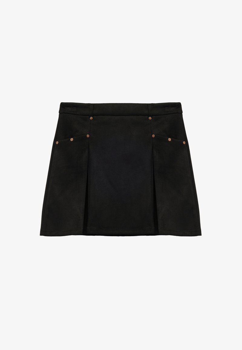 Falda negra de material suave, con dos bolsillos decorativos con acentos de cobre y un diseño con plisados. Sin patrones visibles.