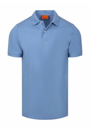 Hellblaues Polo-Shirt mit kurzen Ärmeln, zwei weißen Knöpfen und einem Kragen, mit einem orangefarbenen Etikett innen im Halsbereich.
