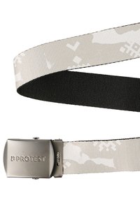 Verstelbare stoffen riem in grijs en zwart, met een gladde chroomgesp. De riem heeft een geometrisch patroon op het grijze gedeelte.