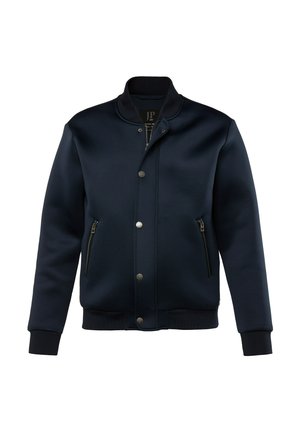 Chaqueta bomber azul marino en tejido suave, con cuello y puños acanalados, cierre de botones a presión y dos bolsillos laterales con cremallera.