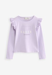 Camiseta de manga larga lila con acentos fruncidos en los hombros. Presenta el texto "BAKER LONDON" en blanco, con una gran 'T' en el centro.