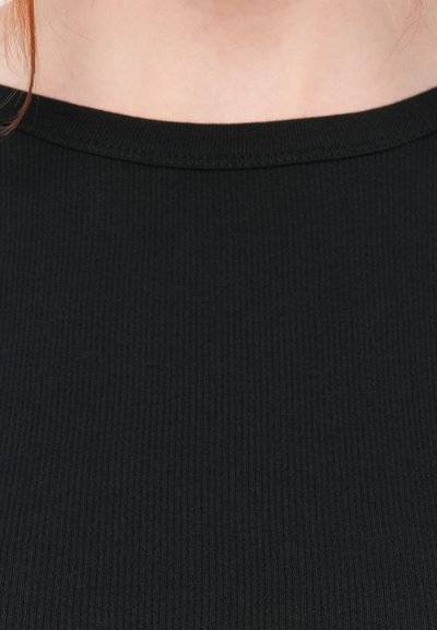 Tissu côtelé noir avec un design à col rond, présentant une texture lisse et de subtiles lignes verticales. Pas d'ornements ni de motifs visibles.