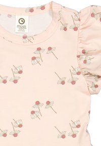 Różowa bawełniana koszulka z bufkami, z nadrukiem stokrotek z czerwonymi środkami. Posiada okrągły dekolt oraz metkę na górze.