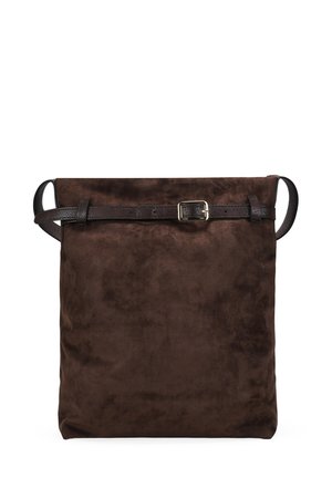 Bolso de ante marrón con una textura suave, que cuenta con una correa de hebilla de cuero oscuro y una correa de hombro ajustable, diseño minimalista.