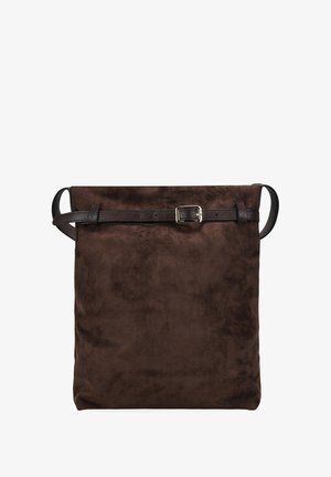 Bolso de ante marrón con una textura suave, que cuenta con una correa de hebilla de cuero oscuro y una correa de hombro ajustable, diseño minimalista.
