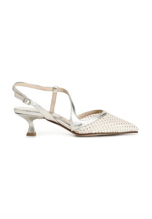 Scarpa slingback a punta in argento e nudo. Texture intrecciata sulla tomaia, con tacco sottile e cinturino alla caviglia con fibbia.
