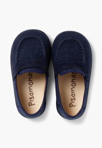 Dunkelblaue Wildleder Slipper mit Stickakzenten und einer gepolsterten Innensohle, auf der der Markenname "Pisamonas" eingedruckt ist.