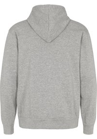 Felpa grigia con cappuccio dalla texture morbida, caratterizzata da maniche lunghe e tasca frontale. La parte posteriore è liscia senza decorazioni o dettagli.