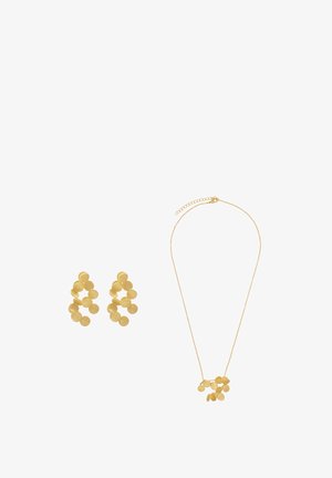 Set di gioielli in oro composto da una collana con pendenti circolari e orecchini abbinati con disegni a moneta sovrapposti.