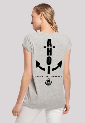 Grey short-sleeve t-shirt featuring a bold black "AHOI" graphic, anchor motifs, and "Knut & Jan | Hamburg" text at the back.