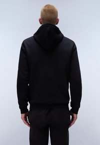 Sudadera negra con un acabado texturizado, que presenta una capucha amplia, puños y dobladillo acanalados, diseñada para un ajuste relajado.
