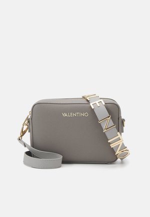 Grå Valentino crossbody-taske med guld logo og bred justerbar rem med store guld bogstaver, der staver "VALENTINO".