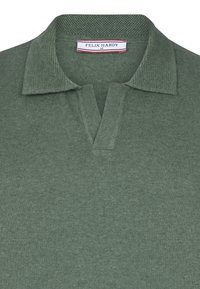 Roheline kampsun, millel on kootud struktuur, lühike krae ja poolklapiga esitükk. Sildil on kiri "FELIX HARDY", suurus M.