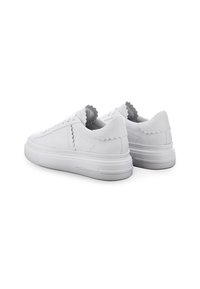 Witte leren sneakers met golvende details, ronde neus, platte platformzool en ton-sur-ton veters, met een gladde afwerking en rubberen zool.