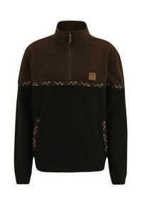 Pullover in pile marrone e nero con colletto a zip a un quarto, caratterizzato da dettagli a motivo geometrico e un'etichetta logo marrone sul petto.
