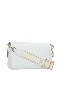 Λευκή δερμάτινη τσάντα χιαστί με χρυσή αγκράφα και ρυθμιζόμενο υφασμάτινο λουρί που διαθέτει μια διακριτική λογότυπο. Λείο υφή και μινιμάλ σχέδιο.