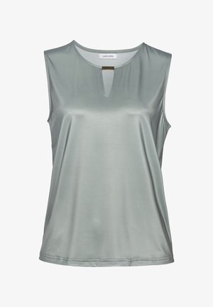 Top sin mangas de tejido de satén verde claro, con escote de keyhole, textura suave y dobladillo limpio. Diseño minimalista, sin patrones.