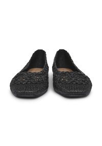 Ballerine nere in materiale intrecciato, con un motivo decorativo a treccia sulla punta, forma arrotondata e una fodera interna liscia.