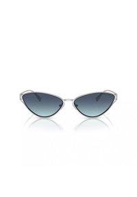 Sottile occhiali da sole cat-eye in argento con lenti sfumate blu scuro e sottili montature in metallo su una superficie riflettente bianca.