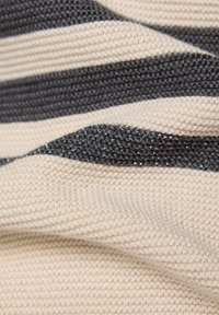 Gestrickter Stoff mit abwechselnden Streifen in Dunkelgrau und Cremefarben, mit einer strukturierten Oberfläche und subtilem Schimmer in den grauen Abschnitten.