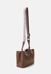 Brązowa skórzana torba typu tote ze srebrnymi okuciami, podwójnymi uchwytami oraz odpinanym paskiem z logo i kolorowymi akcentami.