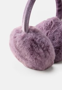 Fones de ouvido de pelúcia roxos com uma textura macia e peluda e uma faixa de cabeça aveludada. Design curvado com capas para as orelhas arredondadas.
