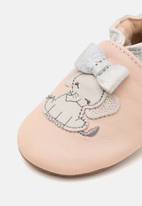 Robeez GRAPHIC LADY - Patucos - rose clair