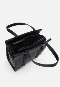 Zwarte handtas met krokodillenstructuur, voorzien van dubbele handvatten, genummerde compartimenten en een gladde binnenvoering. Heeft accenten in goudkleurige hardware.