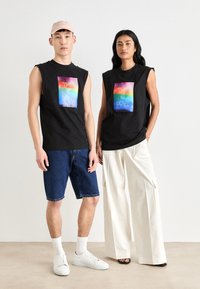 Calvin Klein Jeans BOX GRAPHIC SLEEVELESS UNISEX - Topp - black