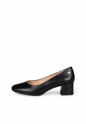 Zapato de mujer tipo pump de cuero negro con punta redonda y tacón ancho, con un pequeño detalle de logo plateado cerca del cuello del talón.