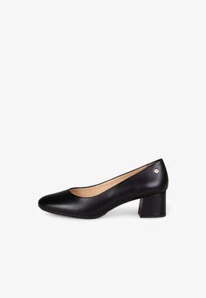 Zapato de mujer tipo pump de cuero negro con punta redonda y tacón ancho, con un pequeño detalle de logo plateado cerca del cuello del talón.
