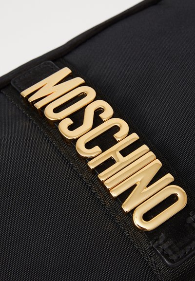 Geantă din nylon negru cu un logo proeminent „MOSCHINO” de culoare aurie. Textură netedă, cu o formă rectangulară elegantă. Design minimal.