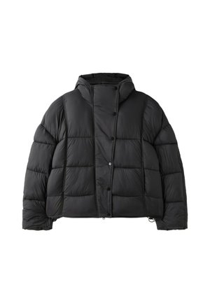 Schwarze wattierte Winterjacke mit Kapuze, vorderen Druckknöpfen und gesteppter quadratischer Nahtmusterung, flach auf weißem Hintergrund präsentiert.