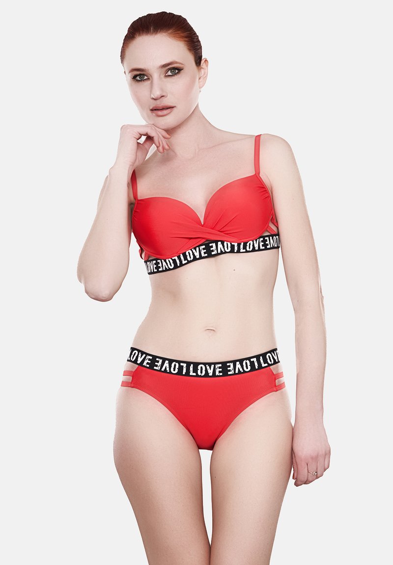 Il set di bikini rosso presenta un top imbottito con design bandeau e spalline regolabili, accompagnato da uno slip abbinato con una cintura in logo nera.