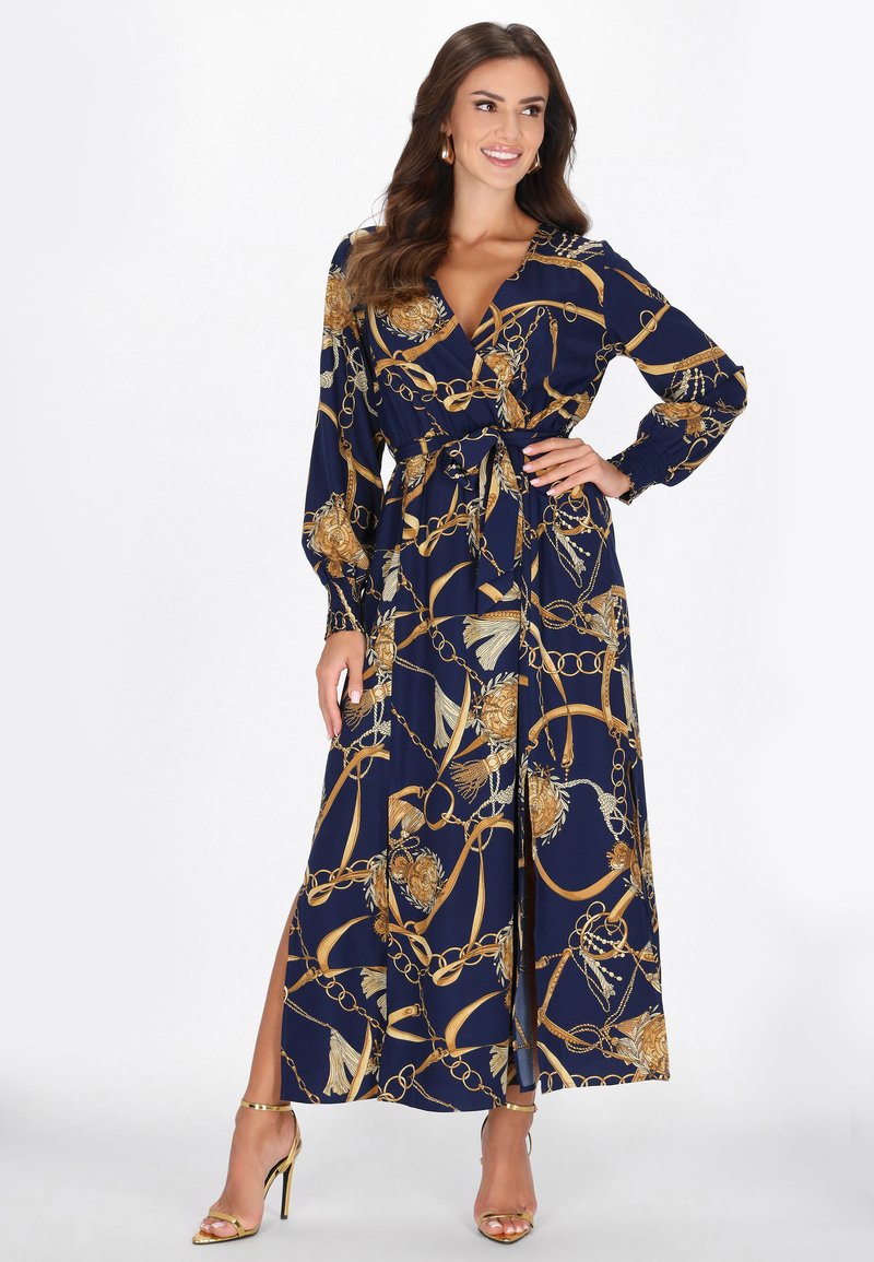 Marineblaue Maxikleid mit langen Ärmeln, Wickeldesign, goldener Kette und floralem Muster; verfügt über einen Taillengürtel und seitliche Schlitze.