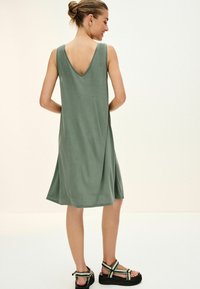 Next SLOUCH MIDI AND SLEEVELESS V-NECK REGULAR FIT - Rochie din jerseu - green