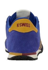 Baskets bleues et jaunes avec une tige en suede et en synthétique, dotées d'une semelle extérieure en caoutchouc noire et du logo K-Swiss au talon.