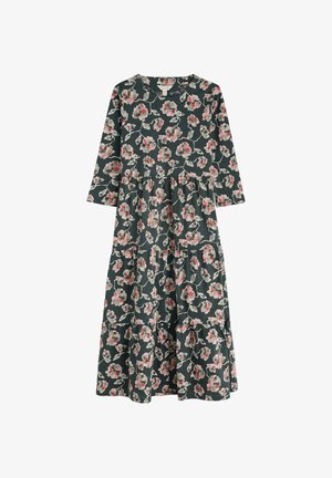 Vestido floral con una base de color verde oscuro, presenta un diseño en capas y mangas de tres cuartos, adornado con patrones de flores rosas y blancas.