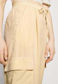 Pepe Jeans Cargobyxor - beige