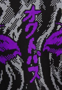 Tessuto nero a fantasia con sfumature di viola e grigio, caratterizzato da disegni astratti e lettering pixelato in colori a contrasto.