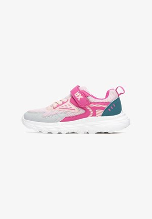 Zapatillas deportivas con parte superior de malla rosa claro, detalles en gris, una correa rosa y una suela blanca gruesa. Presentan orificios de ventilación y un lazo en el talón.