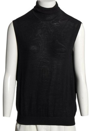 Ärmelloser schwarzer Rollkragenpullover an einer Schaufensterpuppe mit weißen Armen und hellen Hosen.